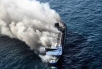 Foto: Kapal KM Mutiara Sentosa 2 Terbakar di Laut Jawa (Dok. ANTARA FOTO/Umarul Faruq)