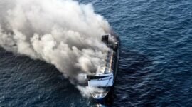 Foto: Kapal KM Mutiara Sentosa 2 Terbakar di Laut Jawa (Dok. ANTARA FOTO/Umarul Faruq)