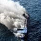 Foto: Kapal KM Mutiara Sentosa 2 Terbakar di Laut Jawa (Dok. ANTARA FOTO/Umarul Faruq)