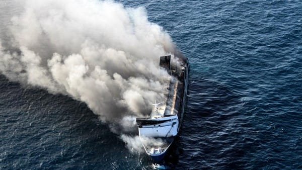 Foto: Kapal KM Mutiara Sentosa 2 Terbakar di Laut Jawa (Dok. ANTARA FOTO/Umarul Faruq)