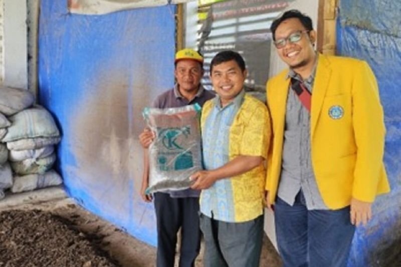 Tim PKM UNP Dorong Usaha Kompos Kamang Hilia. (Foto: Dok. ANTARA)