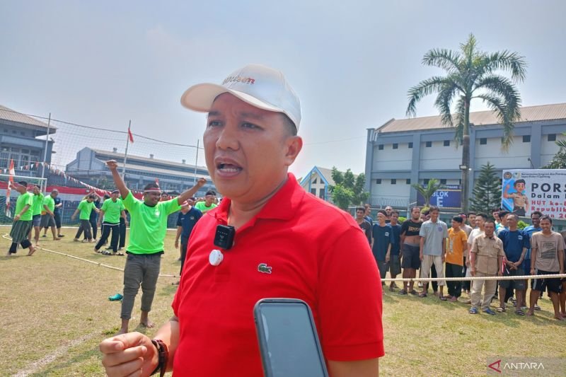 Kepala Lapas Kelas I Cipinang Syarpani membuka acara perlombaan bagi warga binaan dan petugas pemasyarakatan dalam rangka memeriahkan HUT ke-81 RI di Lapas Kelas I Cipinang, Jakarta Timur, Jumat (14/8/2026). (Foto: ANTARA/Siti Nurhaliza)