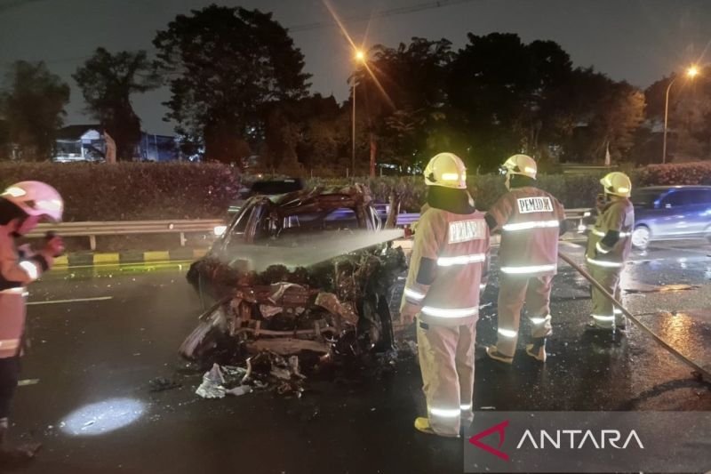 Kecelakaan Tol Jagorawi: 2 Tewas Terbakar di Dalam Jeep. (Foto: Dok. ANTARA)