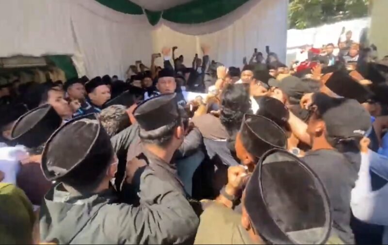 Muktamar ke-35 NU Ricuh, Pendukung Gus Yusuf Dobrak Barikade. (Foto: iNews.id)
