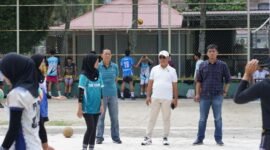 Ketua Umum KONI Agam Edi Busti dan Ketua PBVSI Agam Alber melihat seleksi atlet bola voli di GOR Rang Agam, Minggu (16/8/2026). (Foto: ANTARA/HO-PBVSI Agam)