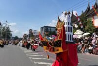 Pawai Alegoris HUT ke-81 RI di Bukittinggi Berlangsung Meriah. (Foto: Dok. ANTARA)
