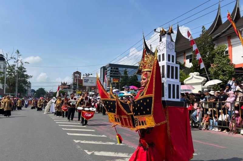 Pawai Alegoris HUT ke-81 RI di Bukittinggi Berlangsung Meriah. (Foto: Dok. ANTARA)