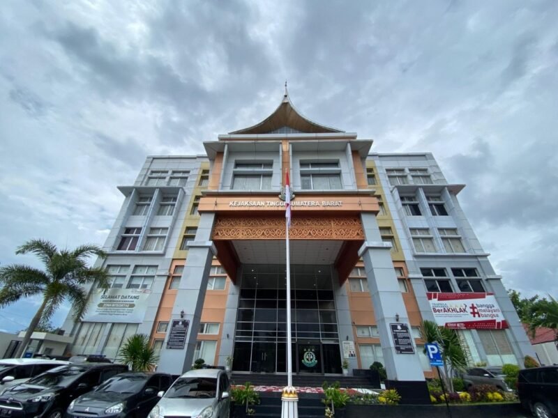 Pemeriksaan Direktur Utama pengelola Koridor 6 Trans Padang oleh Kejati Sumbar. (Foto: Dok. Kejati Sumbar)