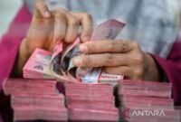 Karyawan menghitung uang pecahan rupiah di salah satu gerai penukaran mata uang asing di Jakarta, Senin (27/7/2026). (Foto: ANTARA FOTO/Rivan Awal Lingga)