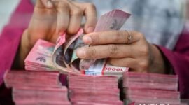 Karyawan menghitung uang pecahan rupiah di salah satu gerai penukaran mata uang asing di Jakarta, Senin (27/7/2026). (Foto: ANTARA FOTO/Rivan Awal Lingga)