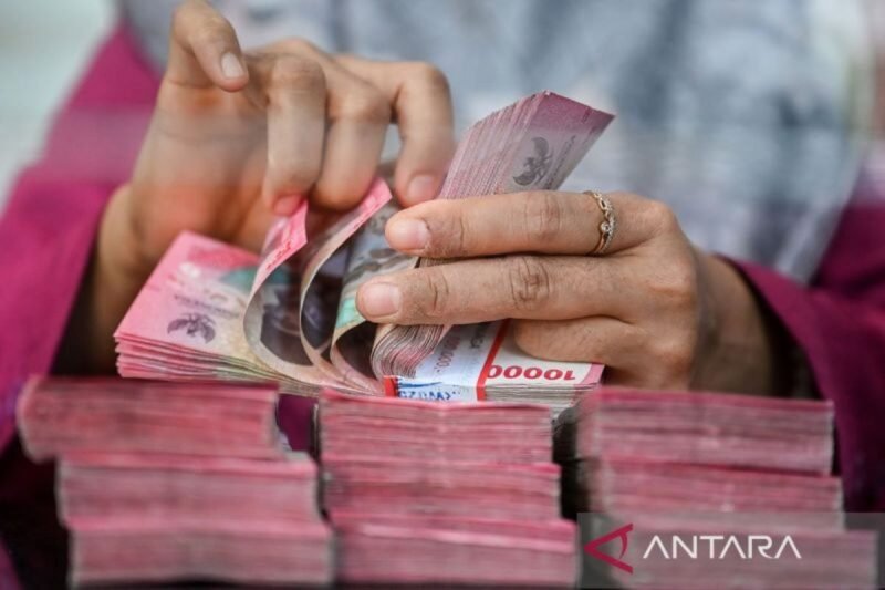 Karyawan menghitung uang pecahan rupiah di salah satu gerai penukaran mata uang asing di Jakarta, Senin (27/7/2026). (Foto: ANTARA FOTO/Rivan Awal Lingga)
