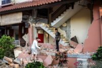 Pegawai dan wisatawan asing melihat gedung Hotel Jayakarta yang rusak akibat gempa di Labuan Bajo, Manggarai Barat, Nusa Tenggara Timur (NTT), Sabtu (15/8/2026). (Foto: ANTARA FOTO/Gecio Viana)