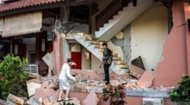 Pegawai dan wisatawan asing melihat gedung Hotel Jayakarta yang rusak akibat gempa di Labuan Bajo, Manggarai Barat, Nusa Tenggara Timur (NTT), Sabtu (15/8/2026). (Foto: ANTARA FOTO/Gecio Viana)