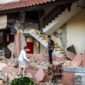 Pegawai dan wisatawan asing melihat gedung Hotel Jayakarta yang rusak akibat gempa di Labuan Bajo, Manggarai Barat, Nusa Tenggara Timur (NTT), Sabtu (15/8/2026). (Foto: ANTARA FOTO/Gecio Viana)