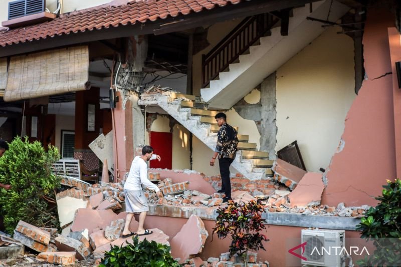 Pegawai dan wisatawan asing melihat gedung Hotel Jayakarta yang rusak akibat gempa di Labuan Bajo, Manggarai Barat, Nusa Tenggara Timur (NTT), Sabtu (15/8/2026). (Foto: ANTARA FOTO/Gecio Viana)
