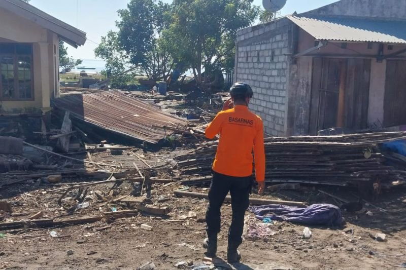 Petugas SAR dan tim gabungan melakukan pencarian korban gempa bumi di Flores, Nusa Tenggara Timur. (Foto: Dok. ANTARA)