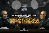Tolak Fasilitas Mobil Dinas, Bupati Safni Sikumbang Alihkan Dana untuk Alat Berat Jalan Usaha Tani. (Foto: YouTube/Dimensia Creative)