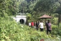 Tim panitia survei jalur napak tilas di rel kereta api Lubang Kalam Sawahlunto. (Foto: ANTARA/HO-dokumentasi panitia)