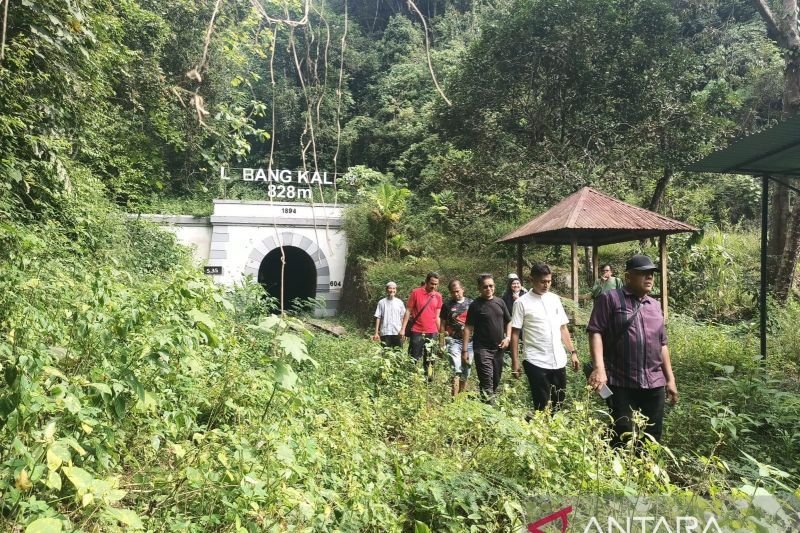 Tim panitia survei jalur napak tilas di rel kereta api Lubang Kalam Sawahlunto. (Foto: ANTARA/HO-dokumentasi panitia)