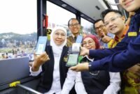 Gubernur Jatim Khofifah Indar Parawansa (kiri) saat mencoba layanan Trans Jatim. (Foto: ANTARA/HO-Biro Adpim Pemprov Jatim)