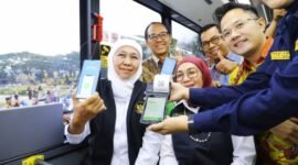Gubernur Jatim Khofifah Indar Parawansa (kiri) saat mencoba layanan Trans Jatim. (Foto: ANTARA/HO-Biro Adpim Pemprov Jatim)