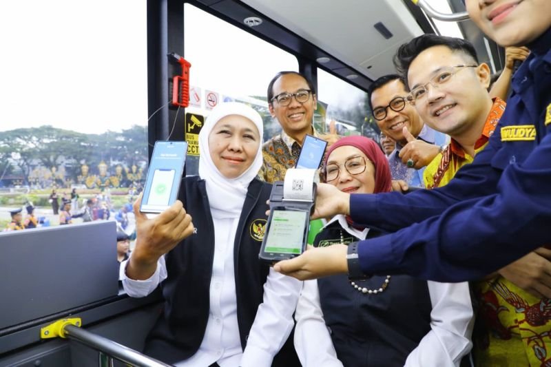 Gubernur Jatim Khofifah Indar Parawansa (kiri) saat mencoba layanan Trans Jatim. (Foto: ANTARA/HO-Biro Adpim Pemprov Jatim)