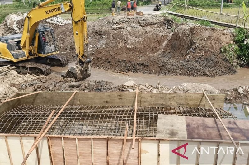 Jembatan Kapau, Kabupaten Agam sedang proses pembangunan. (Foto: ANTARA/HO/Dinas PUPR Agam)