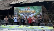 Polda Riau Bongkar 140 Ton Arang Bakau Ilegal ke Malaysia. (Foto: Dok. ANTARA)