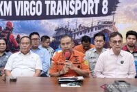 Petugas KPK menunjukkan barang bukti uang tunai dalam konferensi pers OTT di Kementerian ATR/BPN. (Foto: Dok. ANTARA)