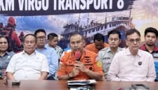 Petugas KPK menunjukkan barang bukti uang tunai dalam konferensi pers OTT di Kementerian ATR/BPN. (Foto: Dok. ANTARA)