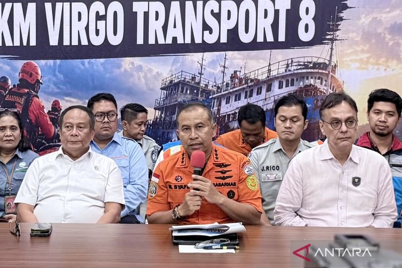 Petugas KPK menunjukkan barang bukti uang tunai dalam konferensi pers OTT di Kementerian ATR/BPN. (Foto: Dok. ANTARA)