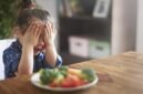 Ilustrasi anak yang lebih suka makan sayuran setelah menerapkan kebiasaan di rumah. (Foto: CNN Indonesia)