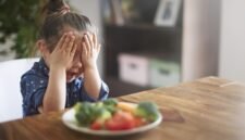 Ilustrasi anak yang lebih suka makan sayuran setelah menerapkan kebiasaan di rumah. (Foto: CNN Indonesia)