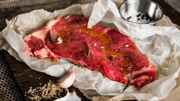 Tujuh Tips Marinasi Daging Sapi agar Bumbu Meresap. (Foto: CNN Indonesia)