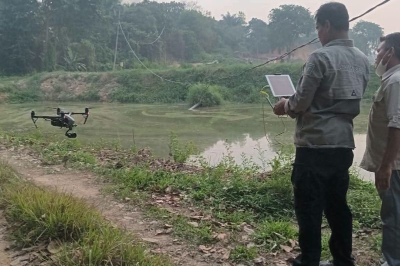 DLH Sumbar Periksa Sungai Batang Siat dan IPAL Dua PKS. (Foto: Dok. ANTARA)