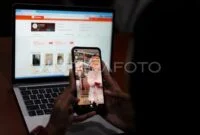 Ilustrasi warga melihat barang dagangan melalui aplikasi e-commerce. (Foto: ANTARA FOTO/Harviyan Perdana Putra)