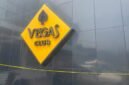 Papan nama Vegas Club Padang yang dipasangi garis polisi usai tewasnya seorang pengunjung, Selasa (15/9/2026). (Foto: Dok. Langgam.id)