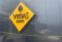 Papan nama Vegas Club Padang yang dipasangi garis polisi usai tewasnya seorang pengunjung, Selasa (15/9/2026). (Foto: Dok. Langgam.id)