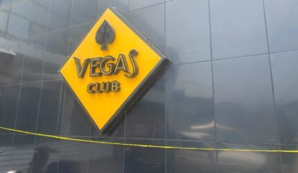 Papan nama Vegas Club Padang dipasangi garis polisi usai tewasnya seorang pengunjung