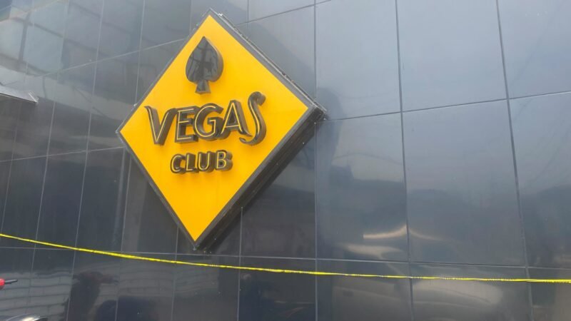 Papan nama Vegas Club Padang yang dipasangi garis polisi usai tewasnya seorang pengunjung, Selasa (15/9/2026). (Foto: Dok. Langgam.id)