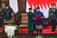 Presiden Prabowo Subianto saat mengucapkan sumpah jabatan di hadapan MPR. (Foto: Wikimedia Commons)