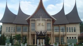Kotak suara pada pemilihan kepala daerah Padang dan Sumatera Barat. (Foto: Dok. Wikimedia Commons/AIP2000 (CC BY 4.0))