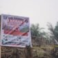 Polisi memasang garis polisi dan plang larangan di lahan bekas karhutla Dharmasraya. (Foto: Kompas.com)