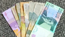 Lembar uang rupiah kertas, ilustrasi pengelolaan anggaran daerah. (Foto: Dok. Wikimedia Commons/Pak.syafda (CC BY-SA 4.0))