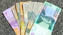 Lembar uang rupiah kertas, ilustrasi pengelolaan anggaran daerah. (Foto: Dok. Wikimedia Commons/Pak.syafda (CC BY-SA 4.0))