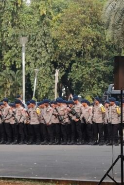Personel Gabungan di Monas Bersiap Amankan Demo Jakarta