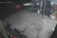 Rekaman kamera pengawas di sekitar lokasi tabrak lari Jorong Piladang, Kabupaten Limapuluh Kota. (Foto: Dok. CCTV via ArgumenRakyat)