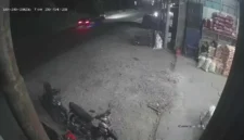 Rekaman kamera pengawas di sekitar lokasi tabrak lari Jorong Piladang, Kabupaten Limapuluh Kota. (Foto: Dok. CCTV via ArgumenRakyat)