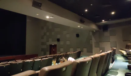 Ruang pertunjukan film dengan layar besar dan baris kursi penonton