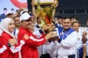 Atlet mengangkat trofi kejuaraan Porprov Sumbar 2026. (Foto: Rakyat Sumbar)